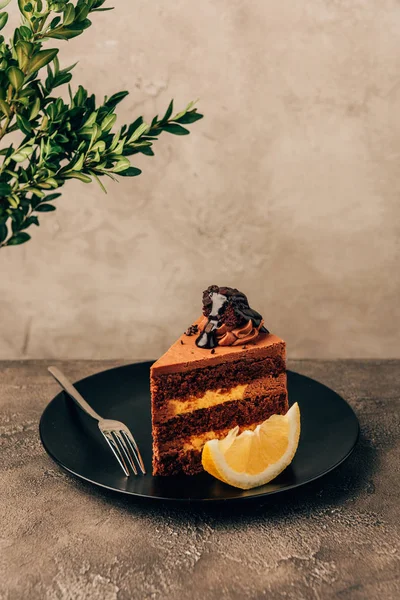 Кусочек Вкусного Торта Шоколадом Лимоном Тарелке — стоковое фото