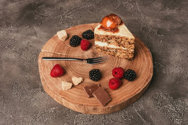 Stuk Van Heerlijke Taart Met Chocolade Verse Bessen Houten Bord — Stockfoto