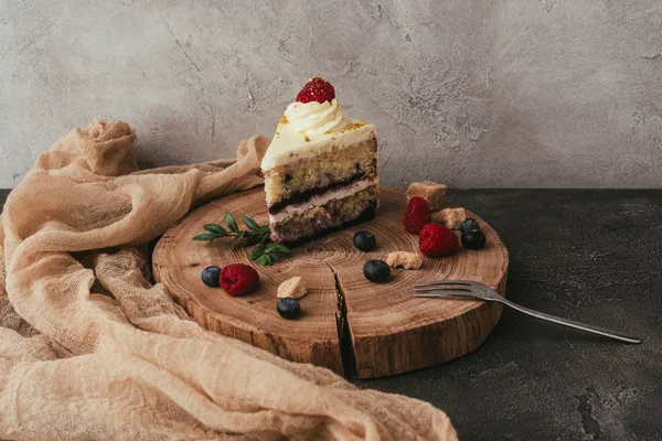 Nahaufnahme Von Köstlichen Fruchtigen Kuchen Mit Schlagsahne Auf Holzbrett — Stockfoto