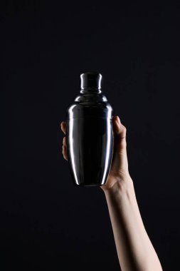 kırpılmış kadeh kokteyl shaker siyah izole tutan kadın