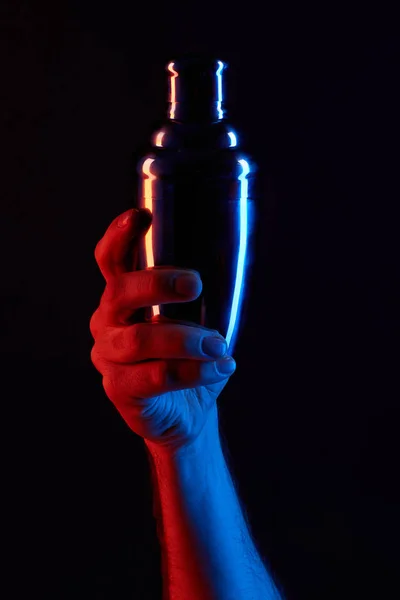 Beskuren Bild Mannen Håller Cocktail Shaker Tonas Ljus Isolerade Svart — Stockfoto
