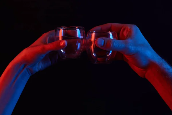 Tiro Recortado Hombre Mujer Tintineo Gafas Bajo Luz Tonificada Aislado — Foto de Stock