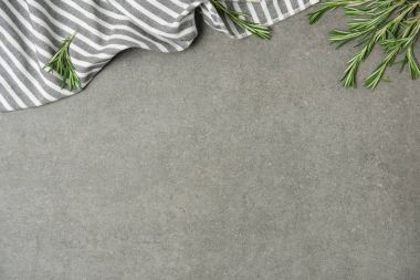 düz lay biberiye twigs ve çizgili keten gri beton yüzeyi ile