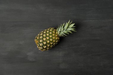 karanlık masa üzerinde olgunlaşmış taze ananas Üstten Görünüm