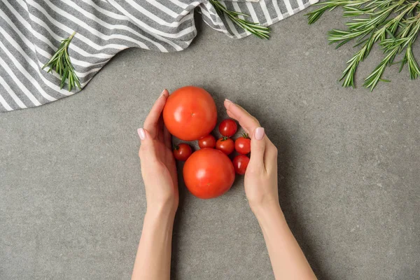 Abgeschnittene Aufnahme Weiblicher Hände Mit Reifen Tomaten Auf Grauer Betonoberfläche — Stockfoto