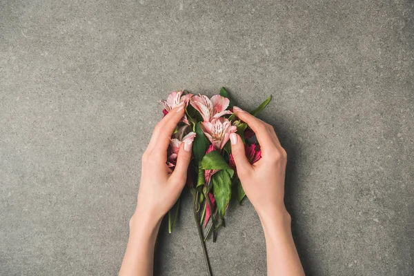 Partial View Female Hands Beautiful Peruvian Lilies Grey Concrete Tabletop — Free Stock Photo