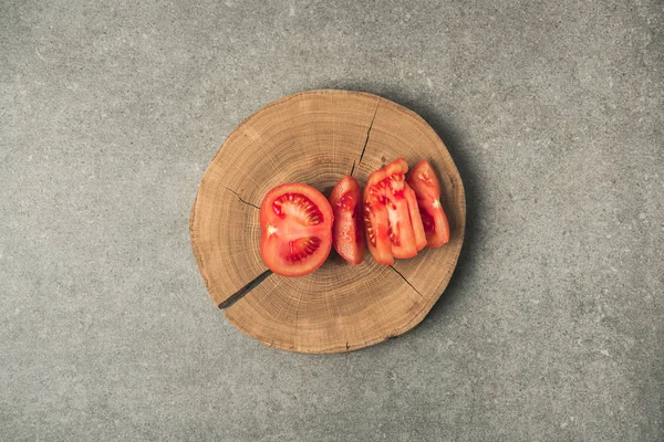 Top View Cuted Tomato Wooden Stump Grey Concrete Tabletop — Stock Photo, Image