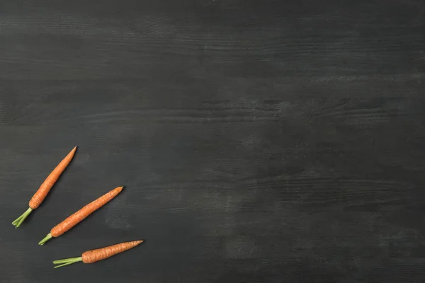 Top View Arranged Ripe Carrots Dark Surface — Stock Photo, Image