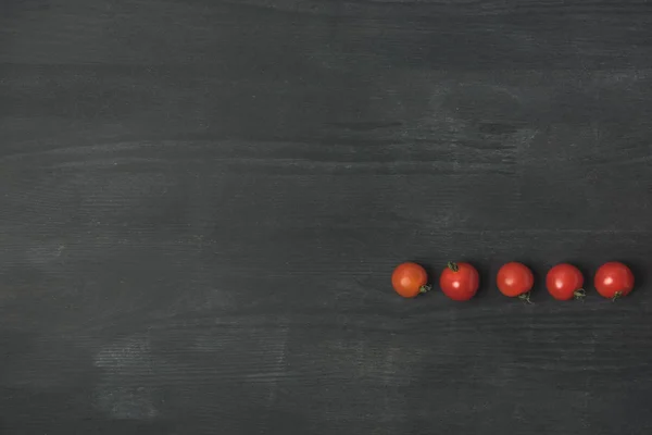 Vista Superior Tomates Cereja Dispostos Superfície Cinza Escuro — Fotografia de Stock