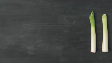 taze pırasa üzerinde karanlık masa üstü haddeleme ile hareket görüntüleri durdurmak