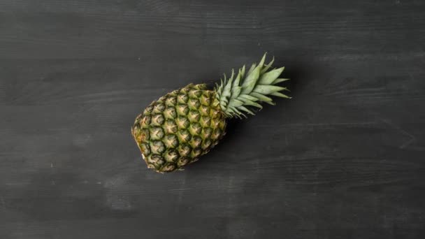 Stop Motion Beelden Met Verse Rijpe Ananas Rollen Donkere Tafelblad — Stockvideo