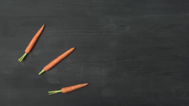 Stop Motion Beelden Met Rijpe Wortelen Donkere Ondergrond — Stockvideo