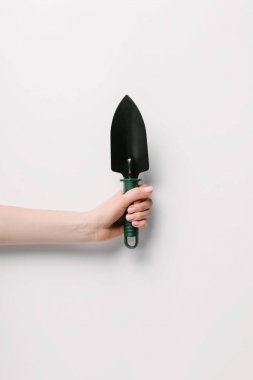 el izole üzerinde beyaz Bahçe tutan kadın kırpılmış atış kürek
