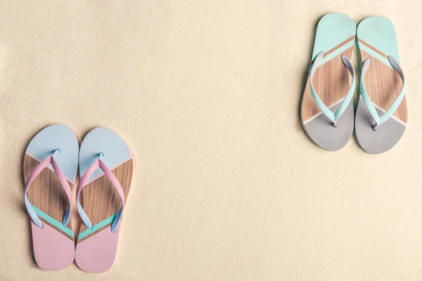 Bunte Flip Flops Sandstrand — Stockfoto