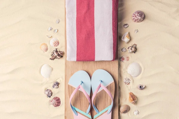 Flip Flops Και Πετσέτα Κοχύλια Για Ελαφριά Άμμο — Φωτογραφία Αρχείου