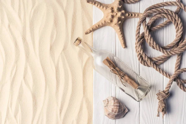 Flasche Mit Buchstaben Und Muscheln Mit Auf Pier Sandstrand — Stockfoto