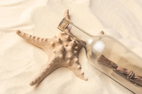 海星和瓶在轻的沙子信件 — 图库照片