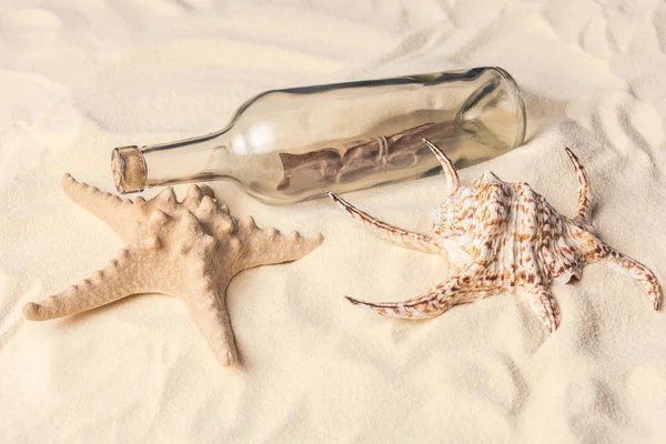 Flasche Mit Brief Und Muschel Mit Seesternen Sandstrand — Stockfoto