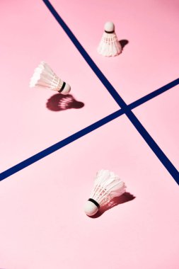 Pembe yüzeyde mavi çizgileri olan badminton mekik horozlarının yüksek açılı görüntüsü
