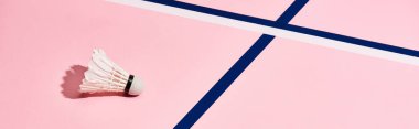 Pembe yüzeyde mavi çizgileri olan badminton için Shuttlecock, panoramik çekim