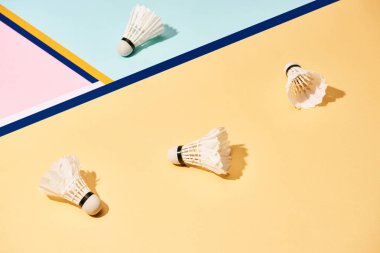 Badminton için renkli yüzeyde çizgileri olan mekik horozları