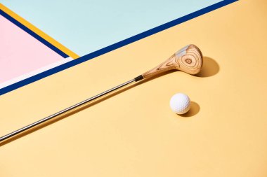 Mavi çizgileri olan golf sopası ve top