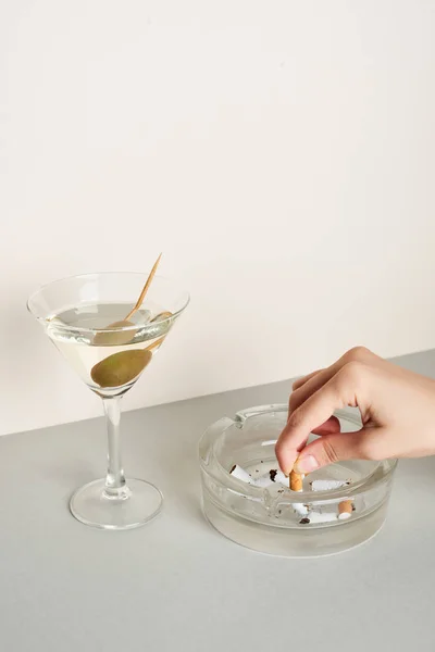 Beskuren Över Kvinnan Som Lägger Cigarett Askfat Med Martini Cocktail — Stockfoto