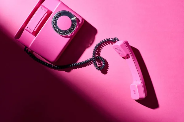 Vista Superior Telefone Rosa Vintage Com Sombra Superfície Brilhante — Fotografia de Stock