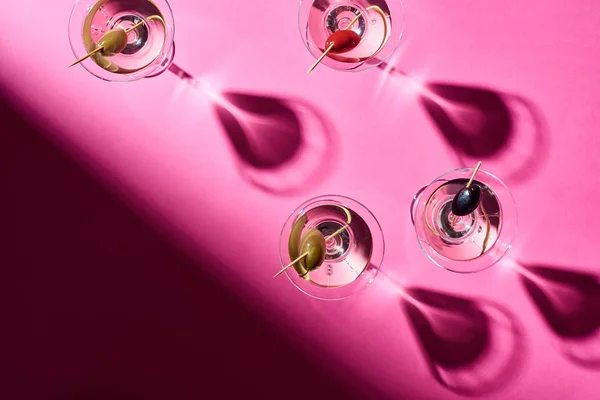 Bovenaanzicht Van Martini Cocktails Met Schaduwen Roze Achtergrond — Stockfoto