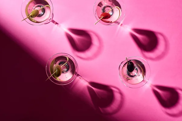 Vista Superior Coquetéis Martini Com Azeitonas Sobre Fundo Rosa Brilhante — Fotografia de Stock