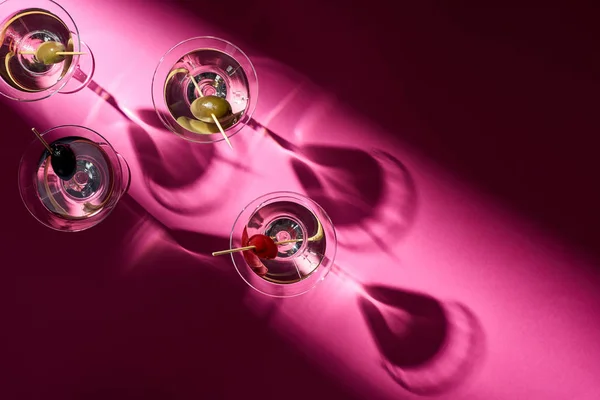 Top Kilátás Martini Koktélok Olívabogyó Rózsaszín Háttér — Stock Fotó