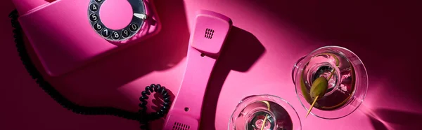 Top View Vintage Telephone Two Martini Cocktails Pink Background Panoramic — Stock Photo, Image