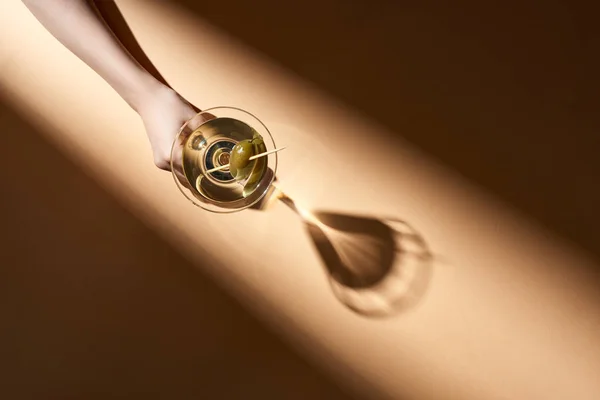 Gesneden Weergave Van Vrouw Met Glas Martini Beige Achtergrond — Stockfoto