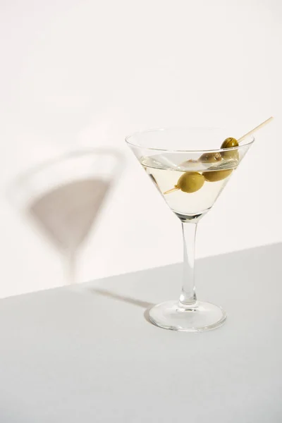 Aceitunas Vaso Martini Sombra Sobre Fondo Blanco — Foto de Stock