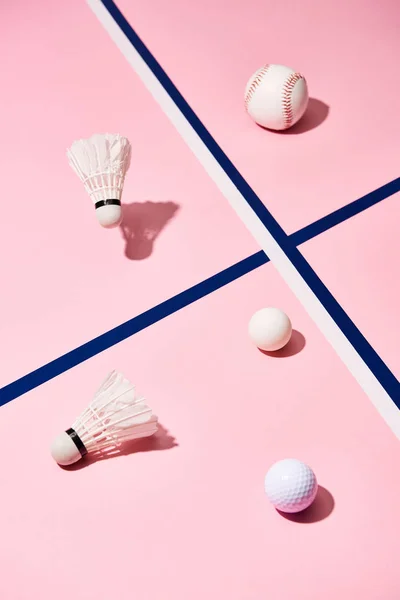 Badminton Shuttlecocks Com Bolas Tênis Beisebol Golfe Superfície Rosa — Fotografia de Stock