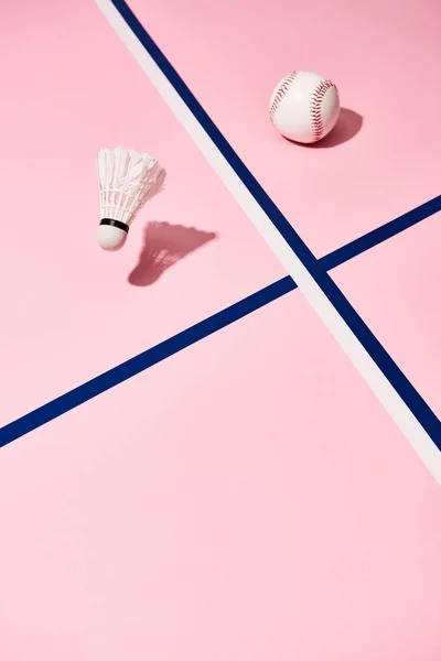 Honkbal Badminton Shuttlecock Roze Oppervlak Met Blauwe Lijnen — Stockfoto