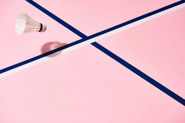 Badminton Shuttlecock Roze Oppervlak Met Blauwe Lijnen — Stockfoto