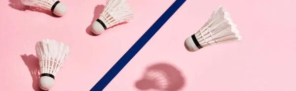 Bovenaanzicht Van Badminton Shuttlecocks Tegen Roze Oppervlak Met Blauwe Lijn — Stockfoto