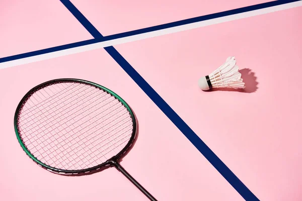 Badmintonschläger Und Federball Auf Rosa Hintergrund Mit Blauen Linien — Stockfoto