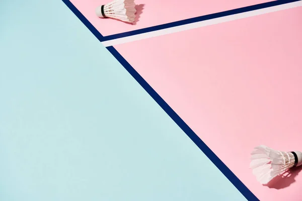 Bádminton Shuttlecocks Sobre Fondo Rosa Azul Con Líneas — Foto de Stock