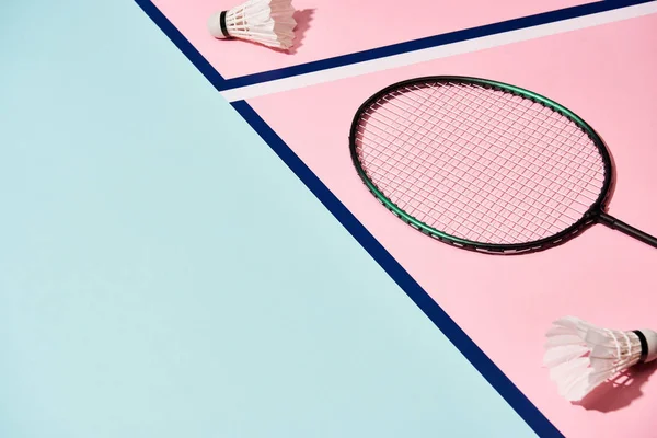 Raqueta Bádminton Lanzaderas Una Superficie Colorida Con Líneas Azules — Foto de Stock