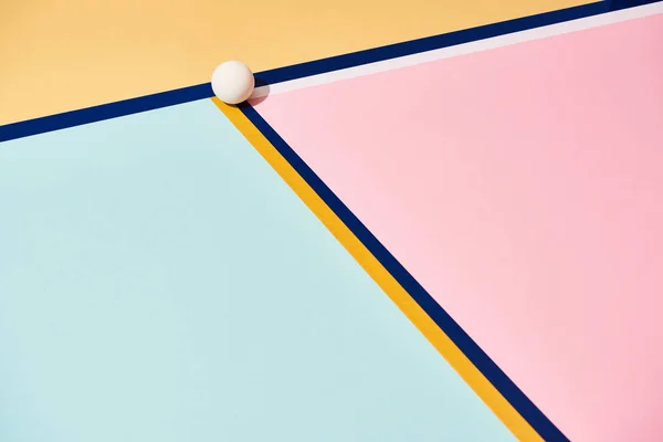 Ping Pong Bola Com Sombra Sobre Fundo Colorido Com Linhas — Fotografia de Stock