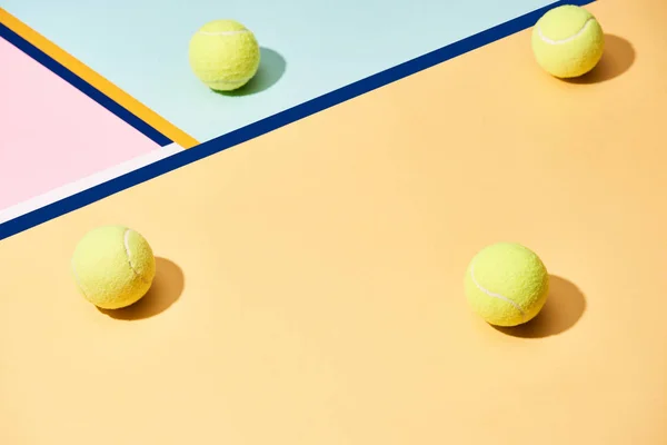 Tennisbälle Mit Schatten Auf Buntem Hintergrund Mit Blauen Linien — Stockfoto