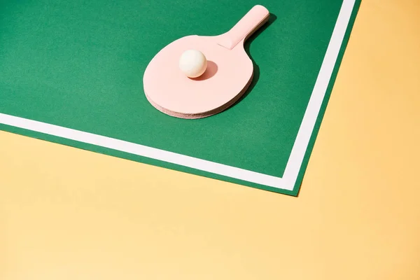 Μπάλα Πινγκ Πονγκ Ρακέτα Και Παίζει Τραπέζι Κίτρινη Επιφάνεια — Φωτογραφία Αρχείου