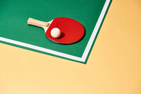 Raqueta Madera Pelota Ping Pong Superficie Verde Amarilla — Foto de Stock