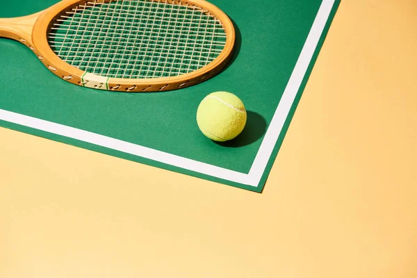 Pelota Tenis Raqueta Madera Sobre Fondo Verde Amarillo — Foto de Stock