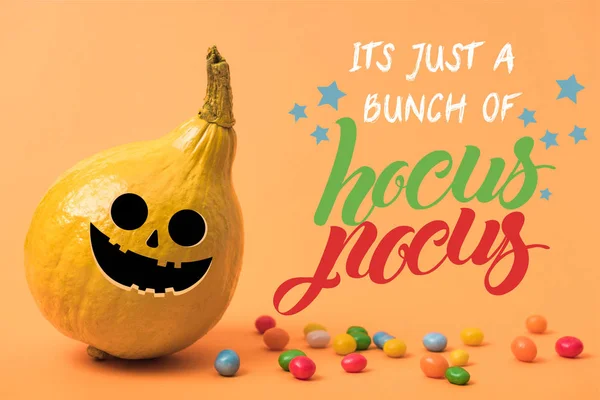 Geel Kleurrijk Geschilderde Pompoen Met Snoepjes Oranje Achtergrond Met Hocus — Stockfoto