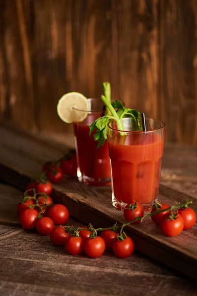 Cóctel María Sangrienta Vasos Con Lima Apio Sobre Fondo Madera — Foto de Stock