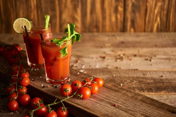 Blodig Mary Cocktail Glas Trä Bakgrund Med Salt Peppar Tomater — Stockfoto