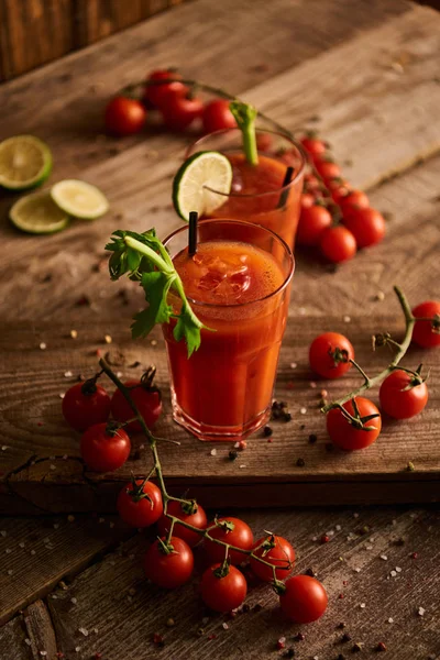 Szelektív Fókusz Bloody Mary Koktél Szemüvegben Háttér Bors Paradicsom Zeller — Stock Fotó